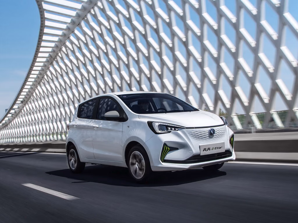 Changan E-Star — вид спереди в движении