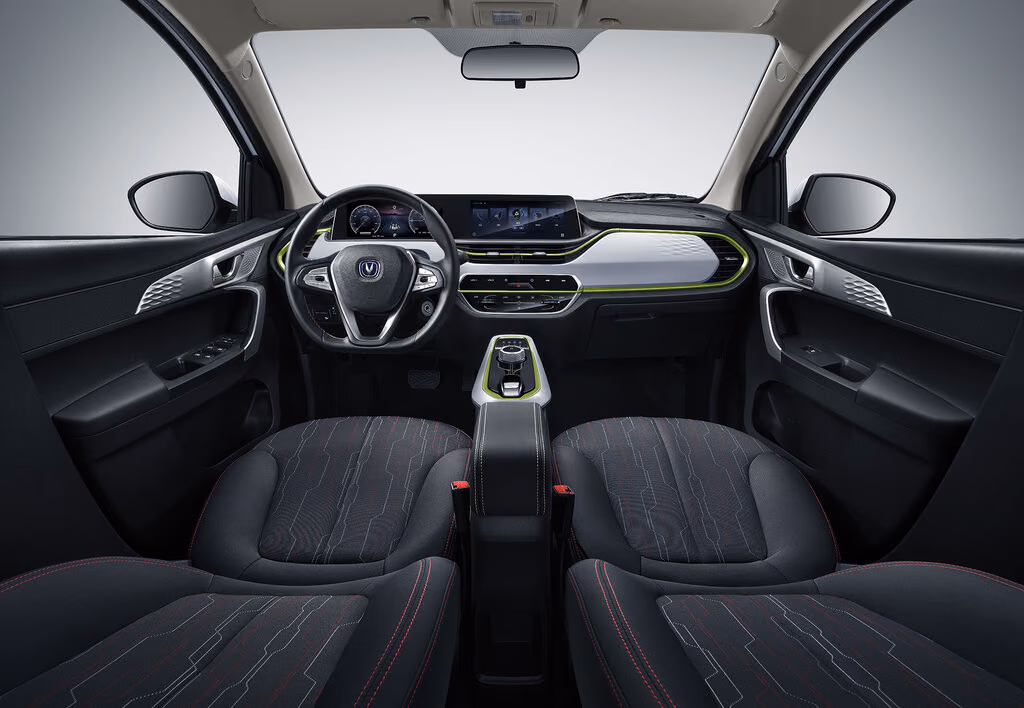 Changan E-Star — передняя часть салона