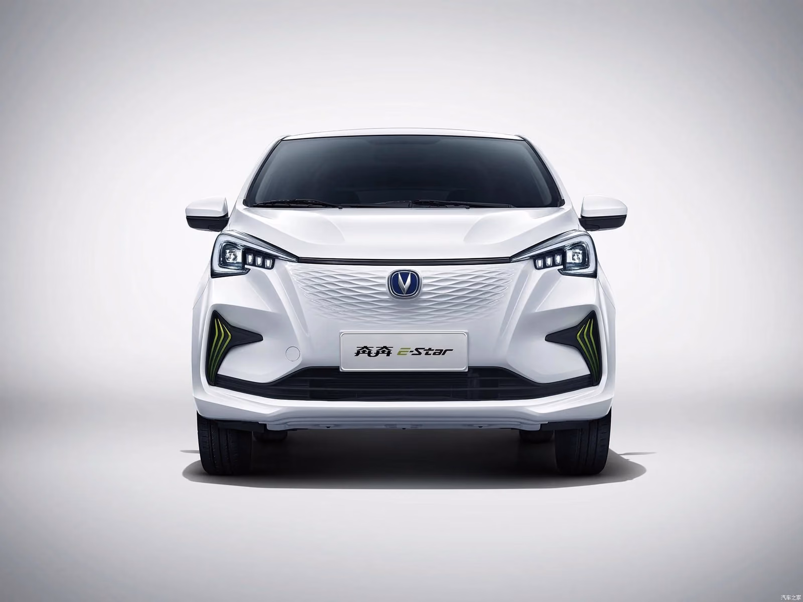 Changan E-Star — вид сзади в три четверти