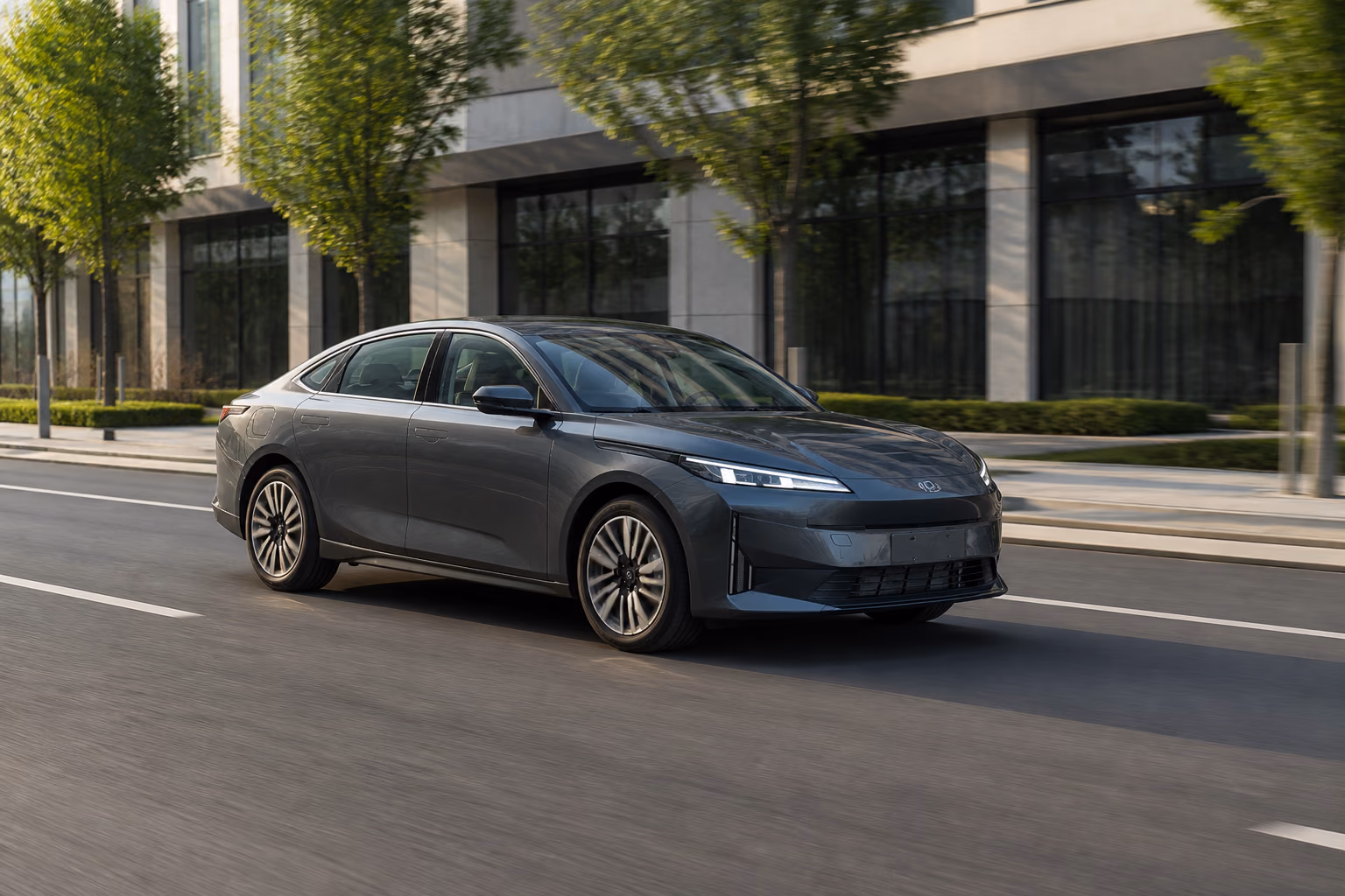 Changan Eado Plus на пустом городском бульваре
