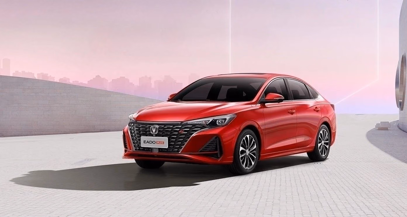Красный Changan Eado Plus спереди в три четверти