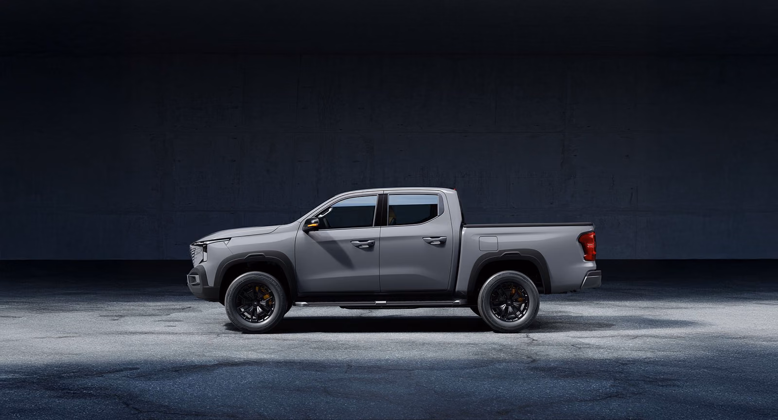 CHANGAN HUNTER в профиль на тёмном фоне
