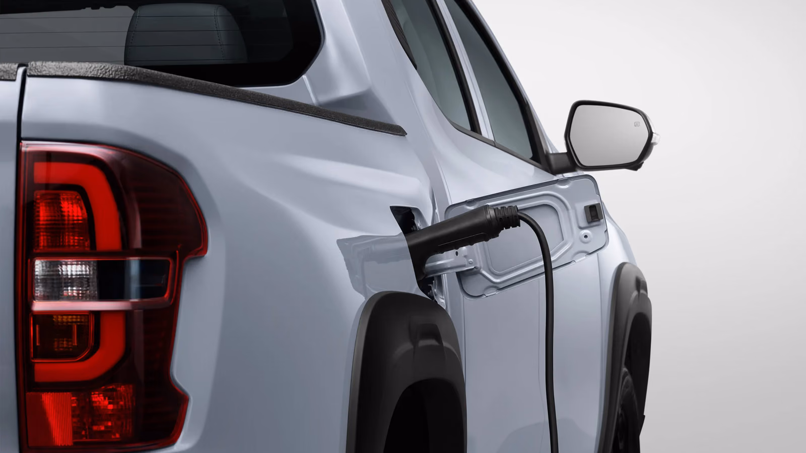 Changan Hunter сзади в три четверти под деревьями