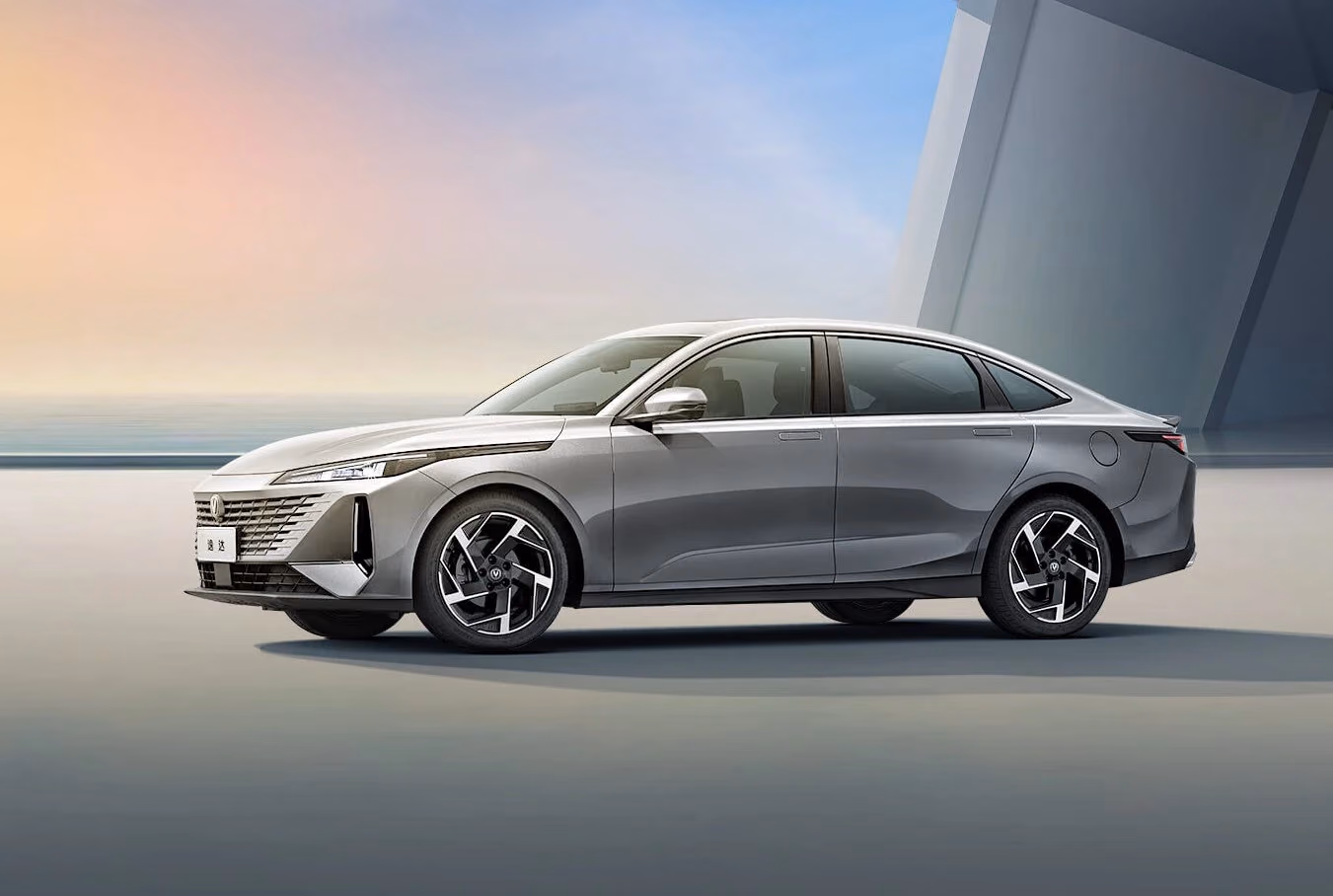 Changan Lamore в профиль