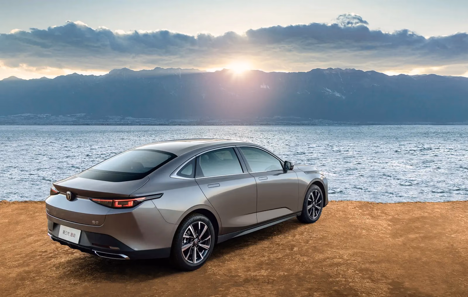 Changan Lamore на закате у воды
