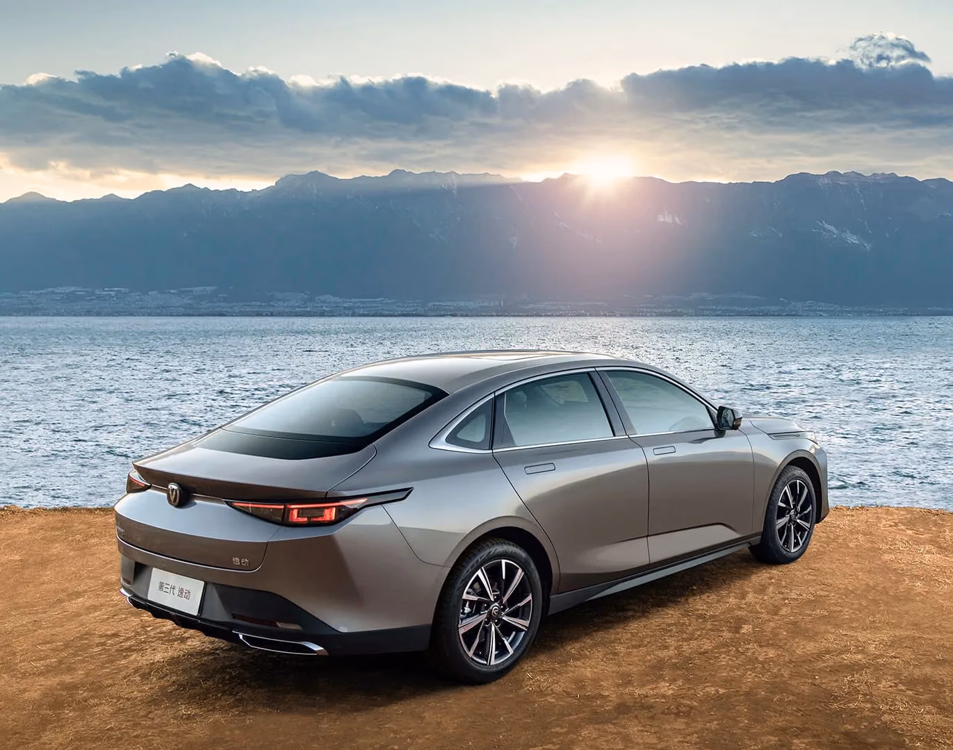 Changan Lamore сзади в три четверти