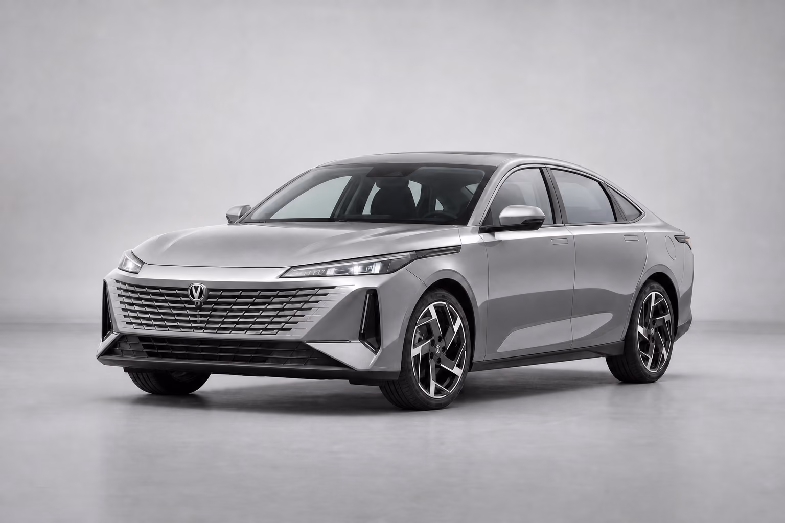 Серебристый Changan Lamore в светло-серой студии
