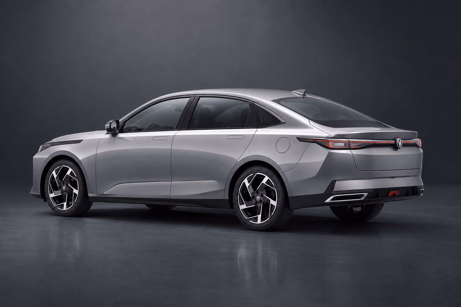 Серебристый Changan Lamore в тёмно-серой студии