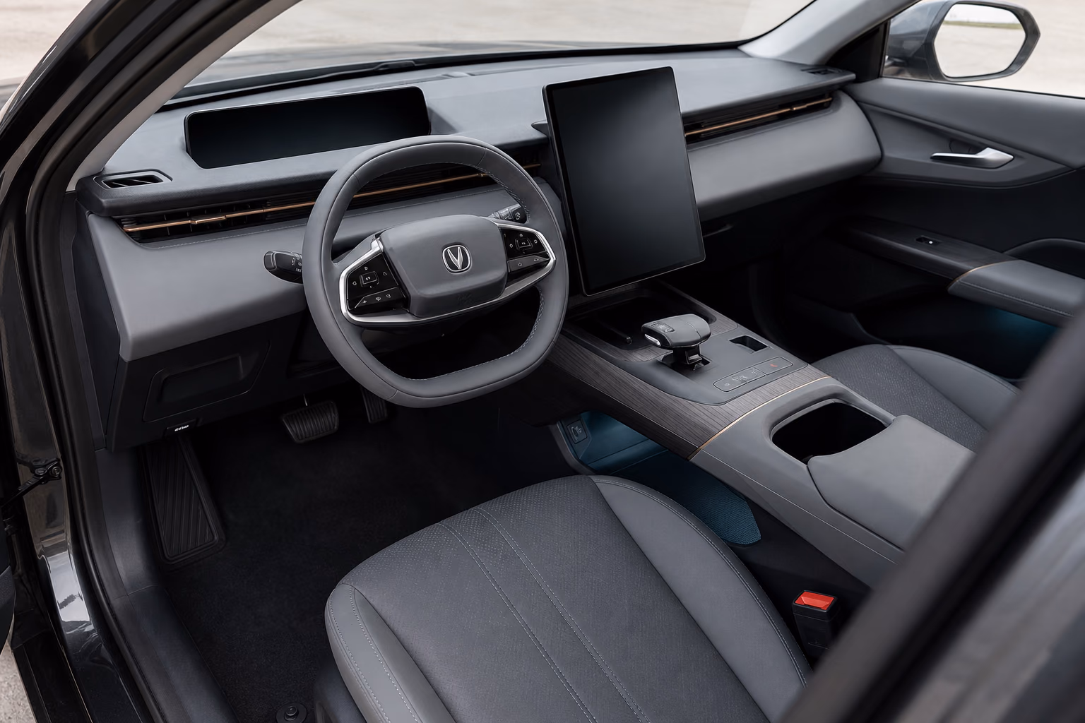 Передняя часть салона Changan Lamore с выключенными экранами