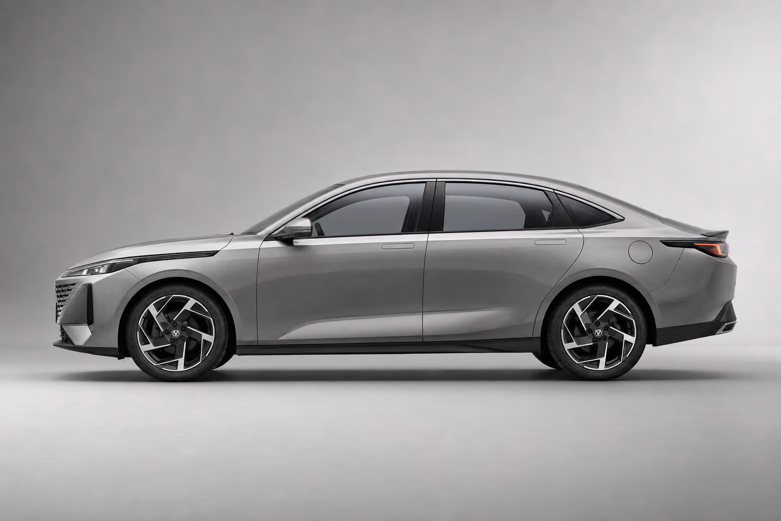 Серебристый Changan Lamore в профиль в светло-серой студии