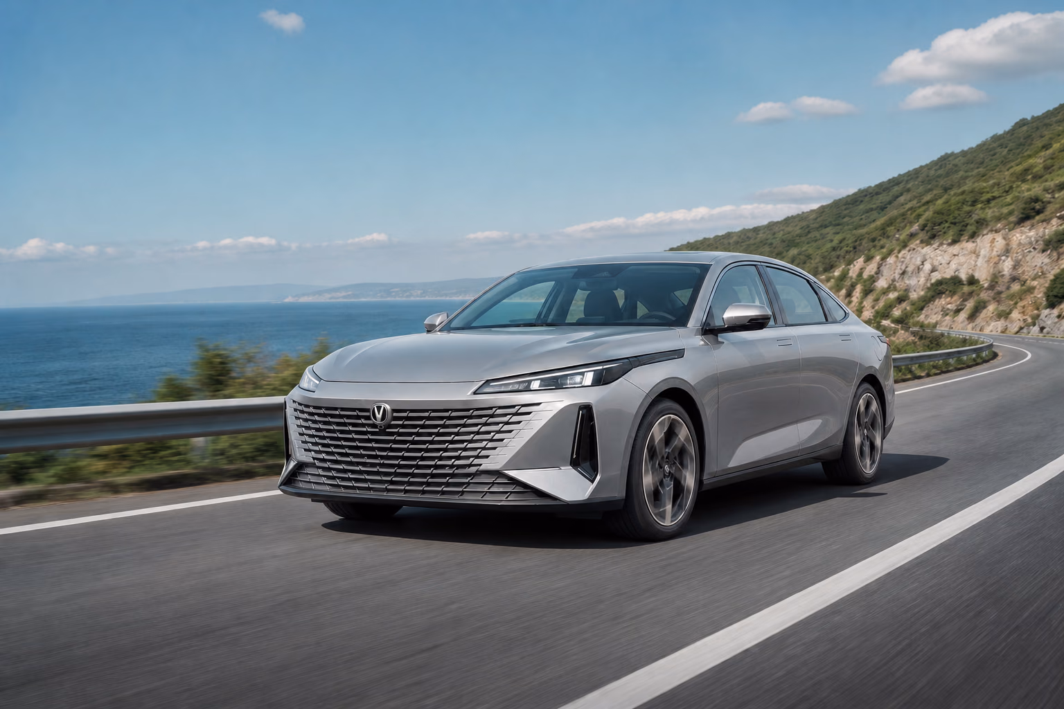 Серебристый Changan Lamore на прибрежной дороге