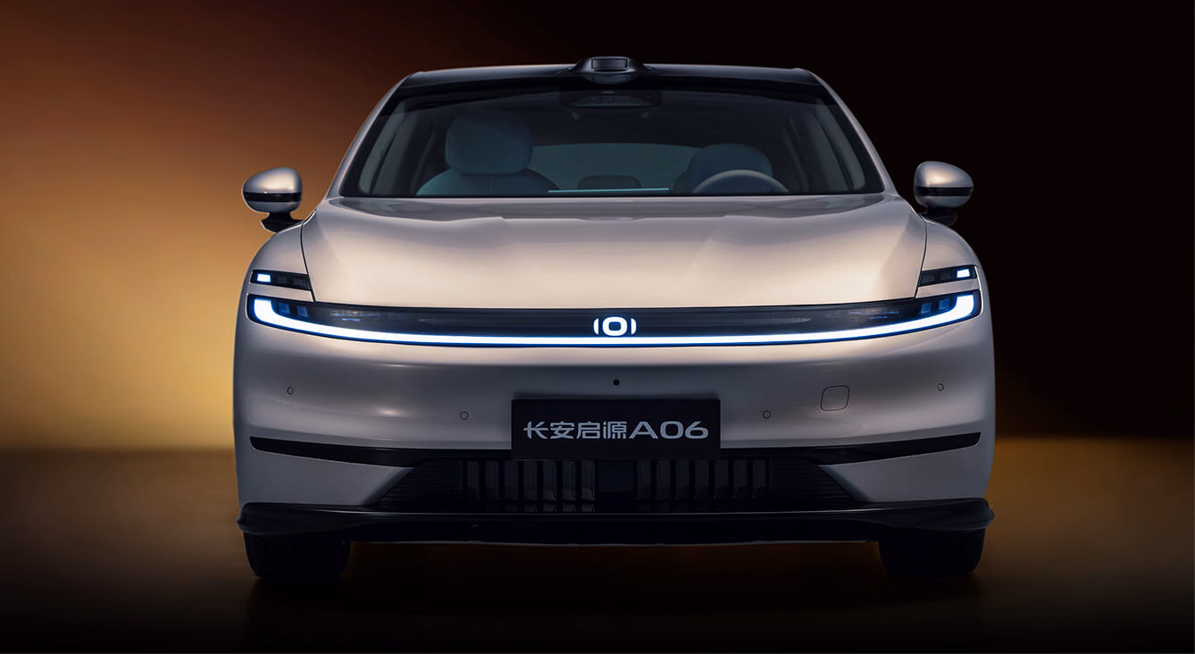 Фронтальная световая полоса Changan Nevo A06 в тёмной студии