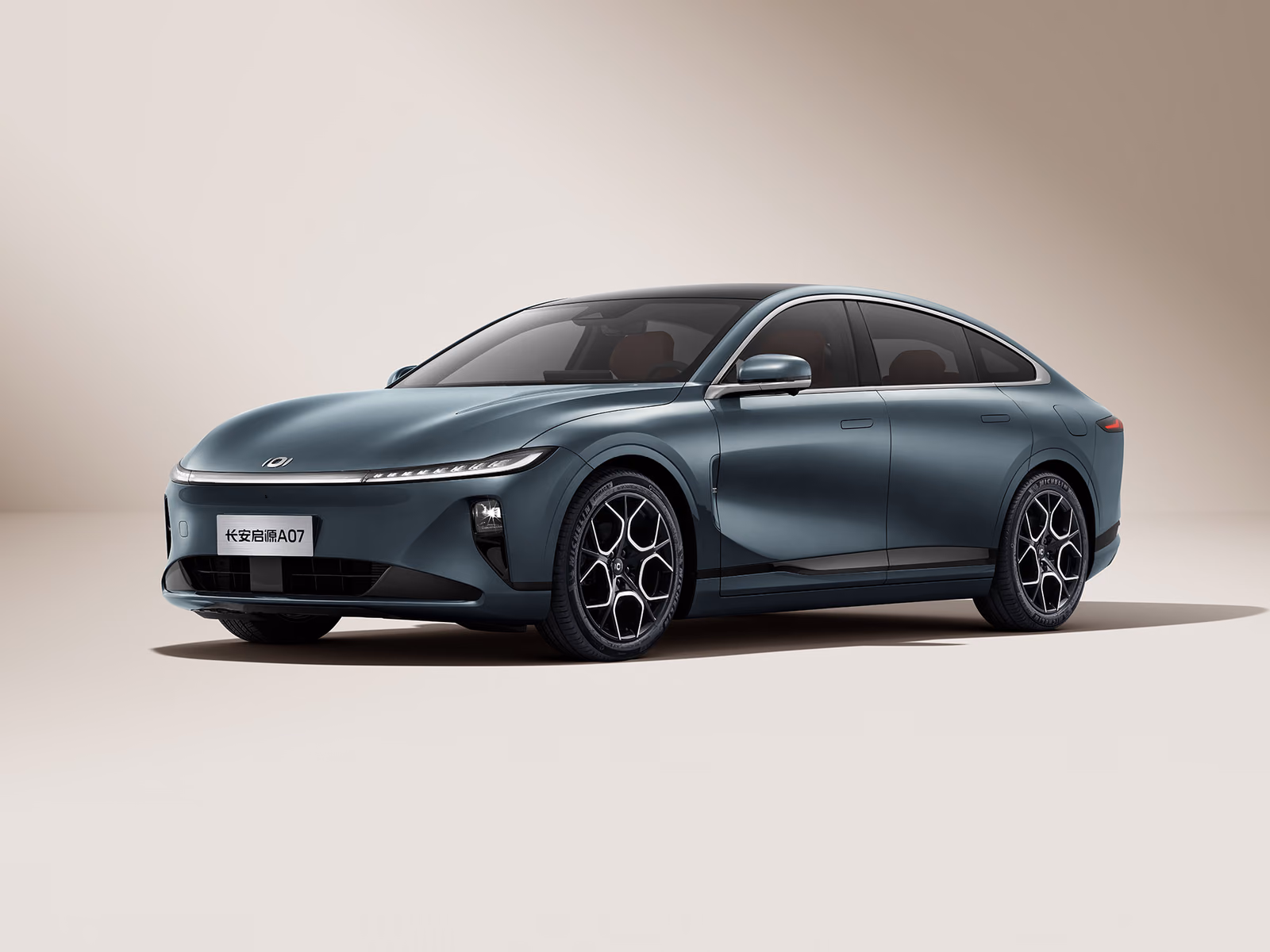 Changan Nevo A07 — студийный вид спереди в три четверти