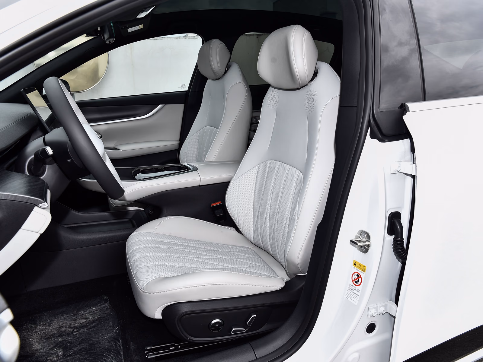 Changan Nevo A07 — передние кресла