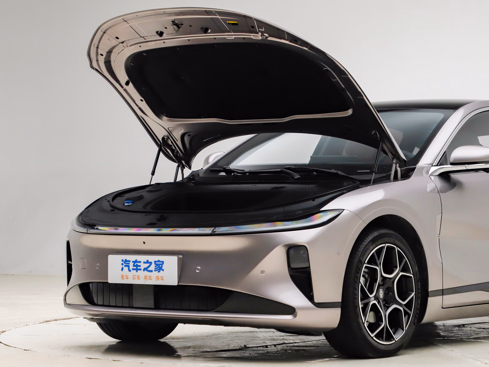 Changan Nevo A07 — передняя часть с открытым капотом