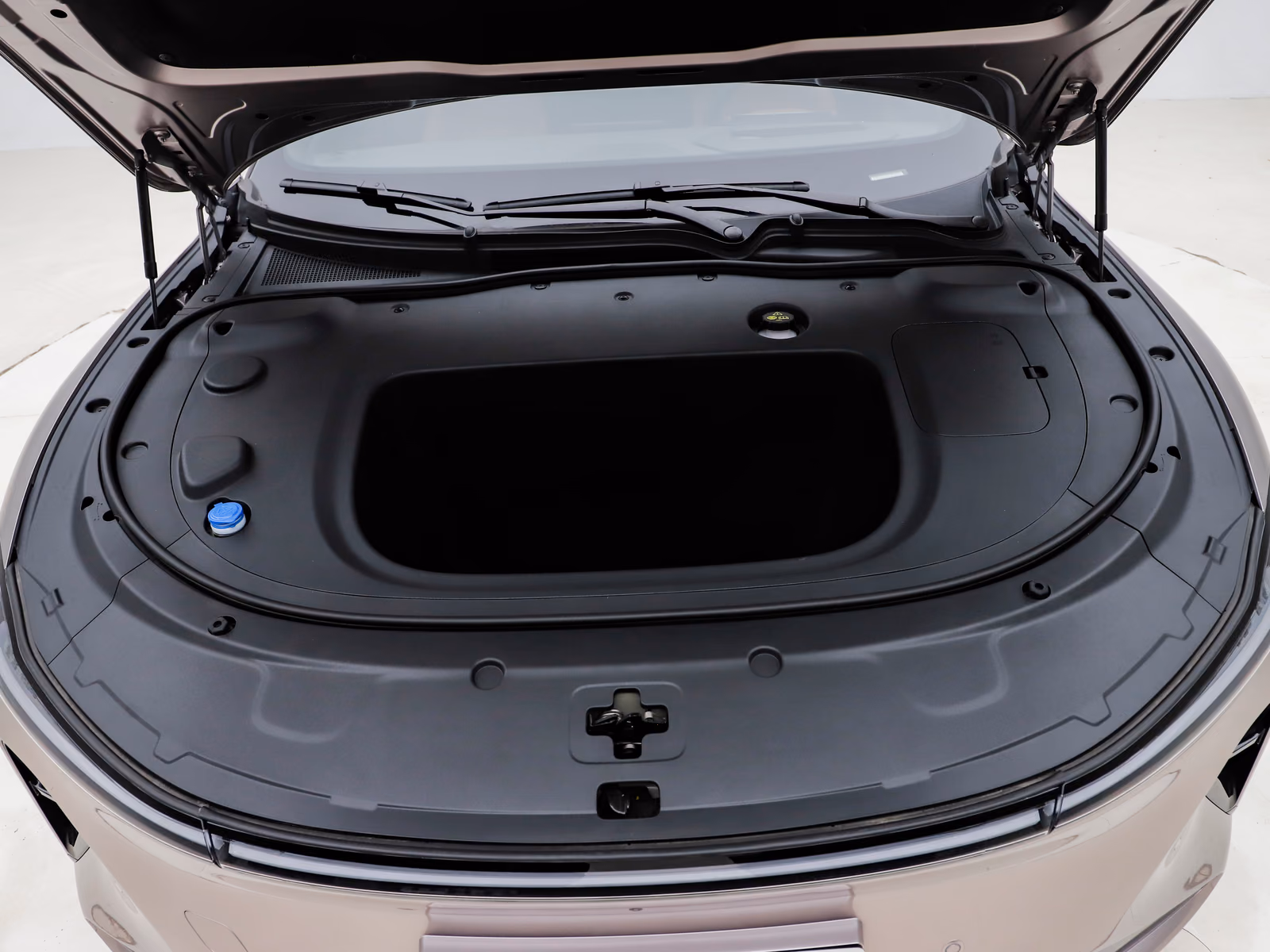 Changan Nevo A07 — переднее багажное отделение