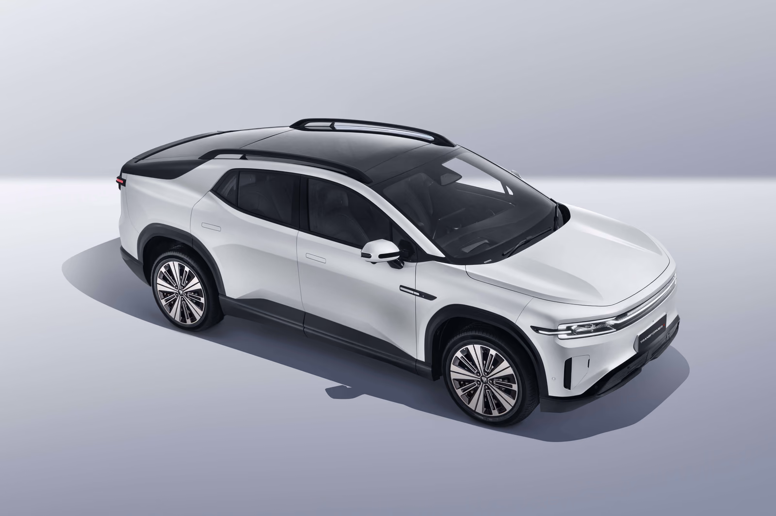 Changan Nevo E07 — вид спереди в три четверти