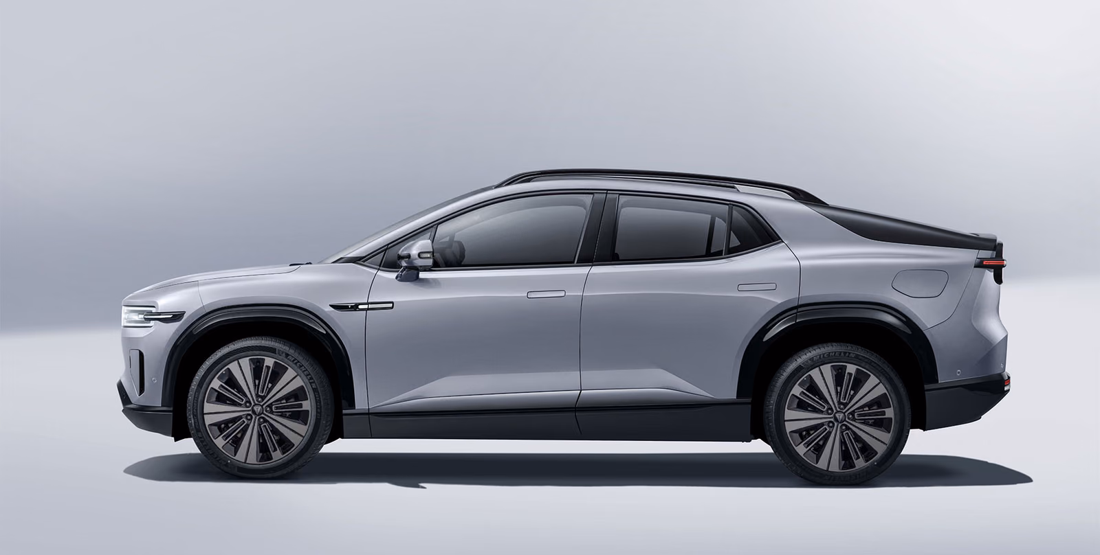 Changan Nevo E07 — профиль в серебристом цвете