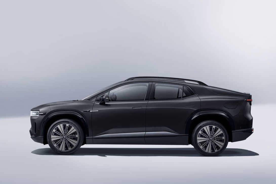 Changan Nevo E07 — профиль в чёрном цвете