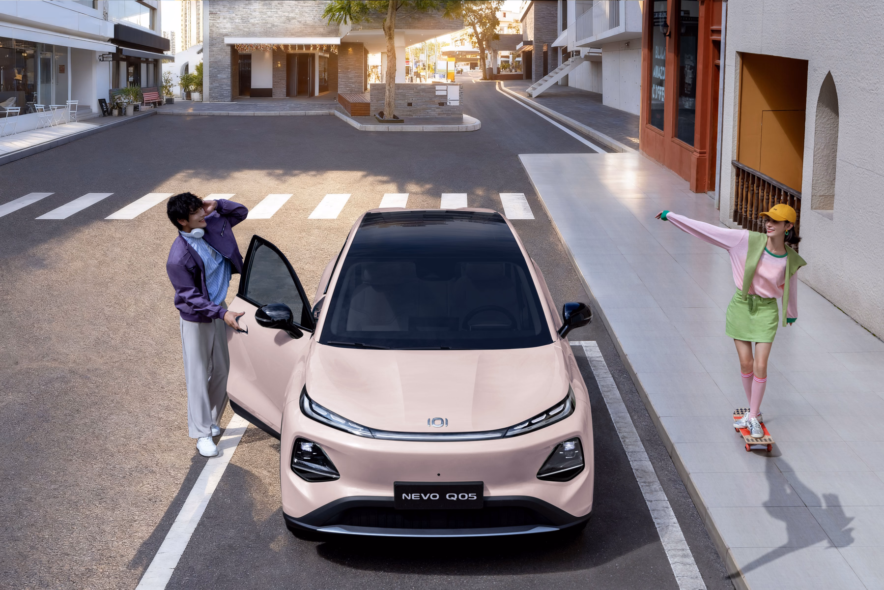Changan Nevo Q05 на городской улице — вид спереди