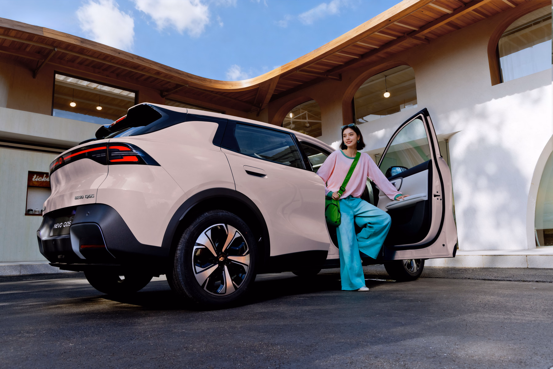 Changan Nevo Q05 — вид сзади в три четверти