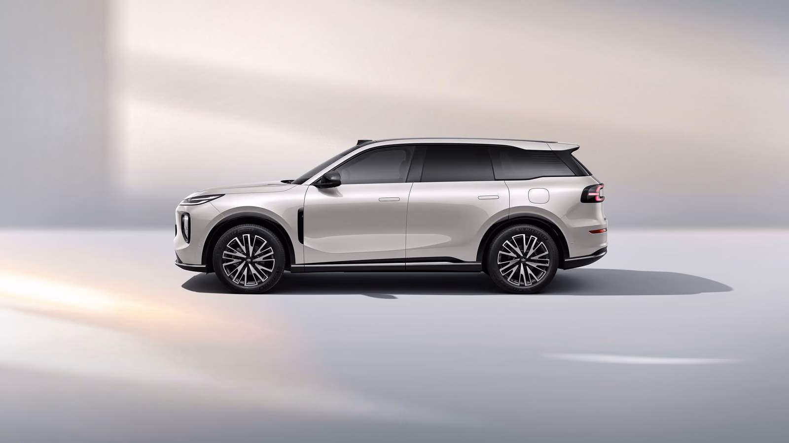 Changan Nevo Q07 — спереди в три четверти