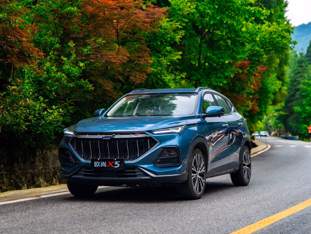 Changan Oshan X5 — вид спереди в три четверти на дороге