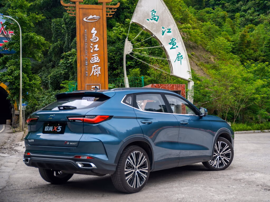 Changan Oshan X5 — вид сзади в три четверти