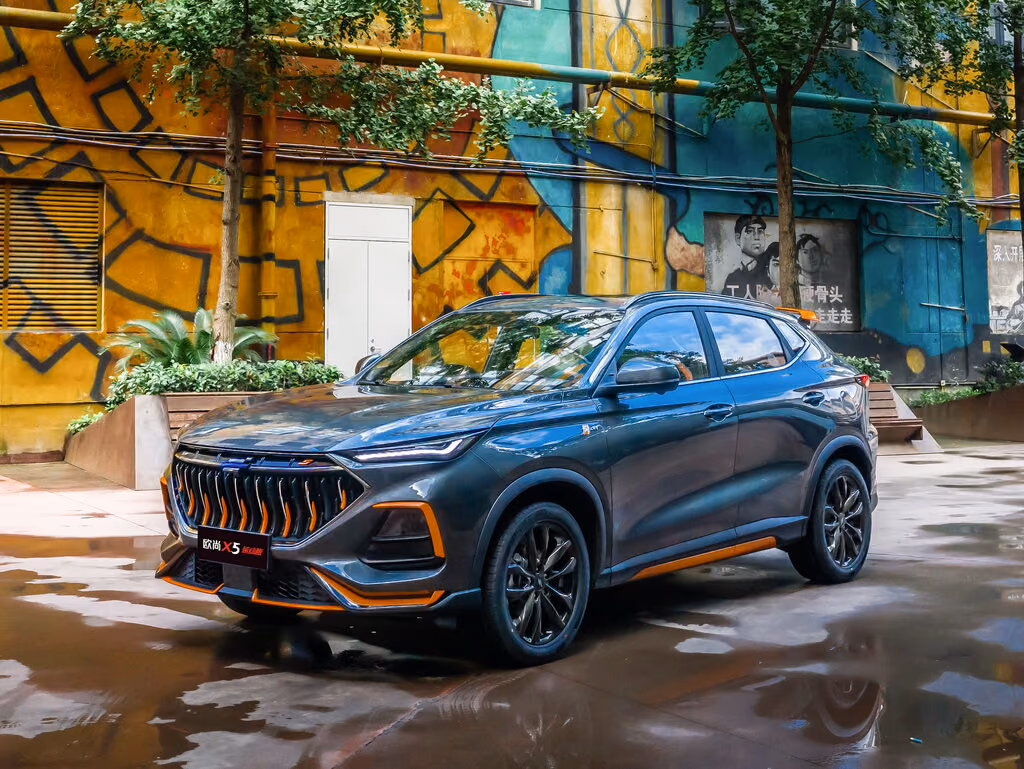 Changan Oshan X5 — вид спереди в городском окружении
