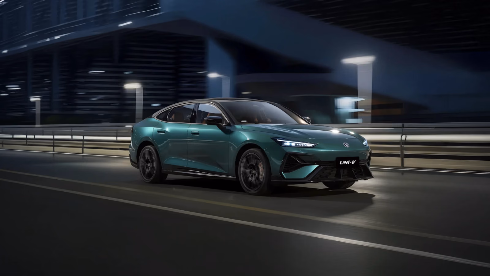 Changan UNI-V ночью на трассе