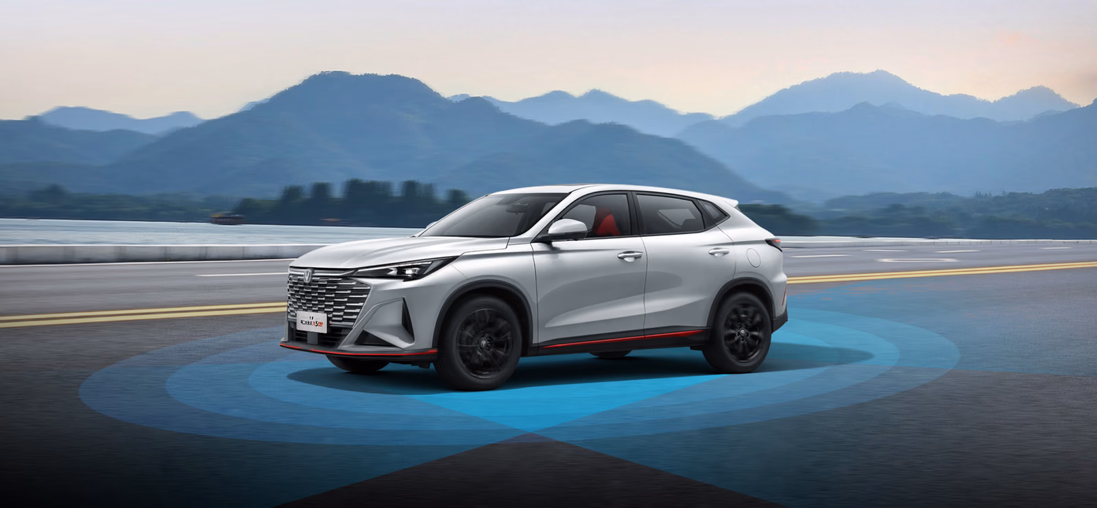 Белый Changan X5 Plus спереди в движении