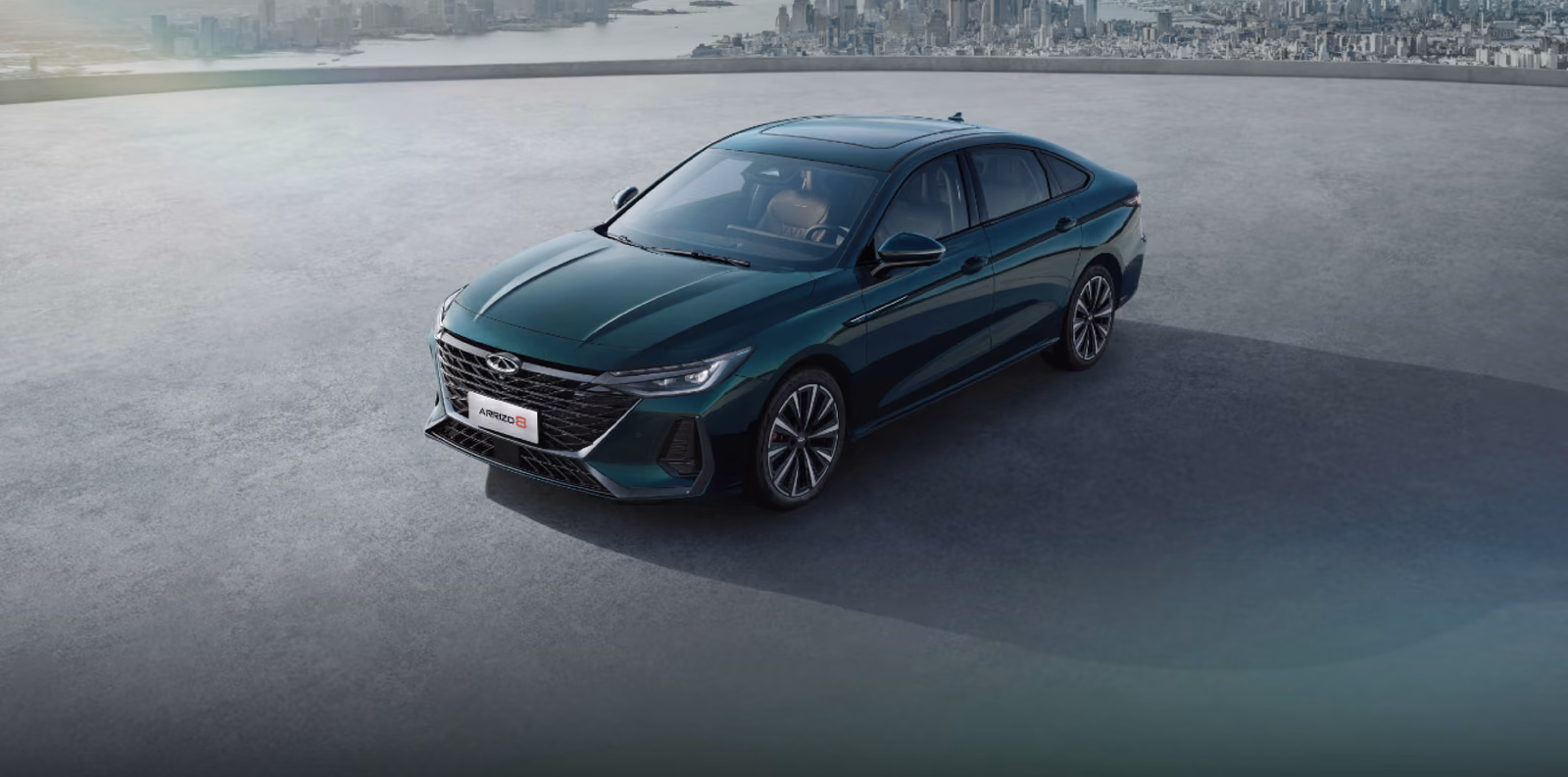 Зелёный Chery Arrizo 8 у набережной