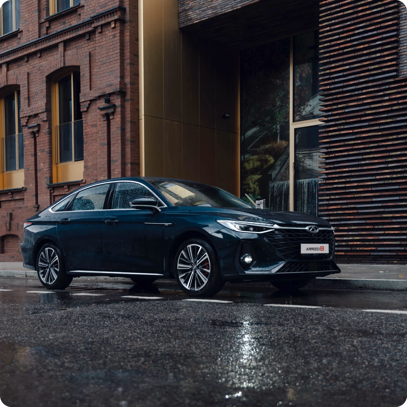 Chery Arrizo 8 у кирпичной стены после дождя