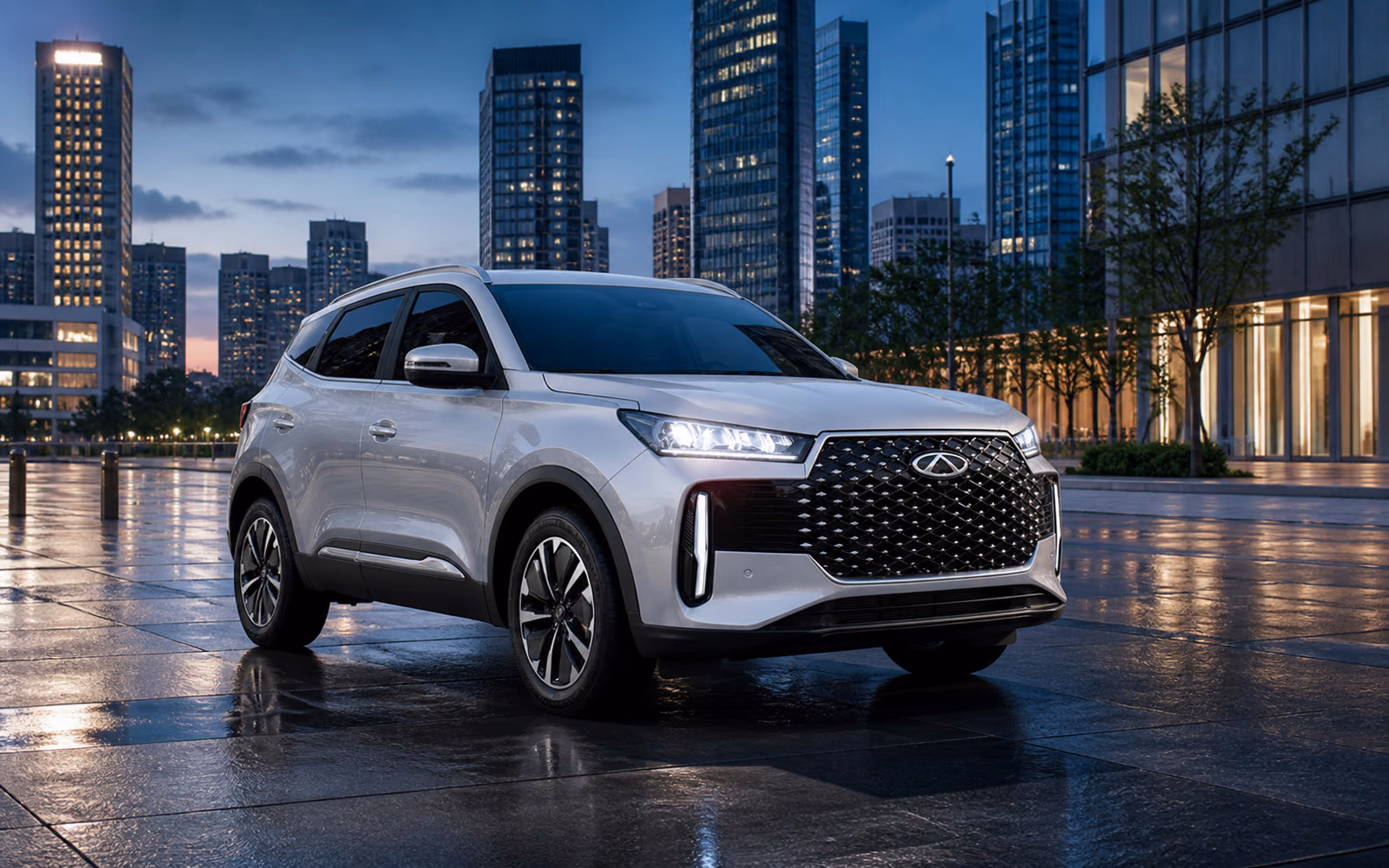 Серебристый Chery Tiggo 4 CSH на мокрой городской улице вечером