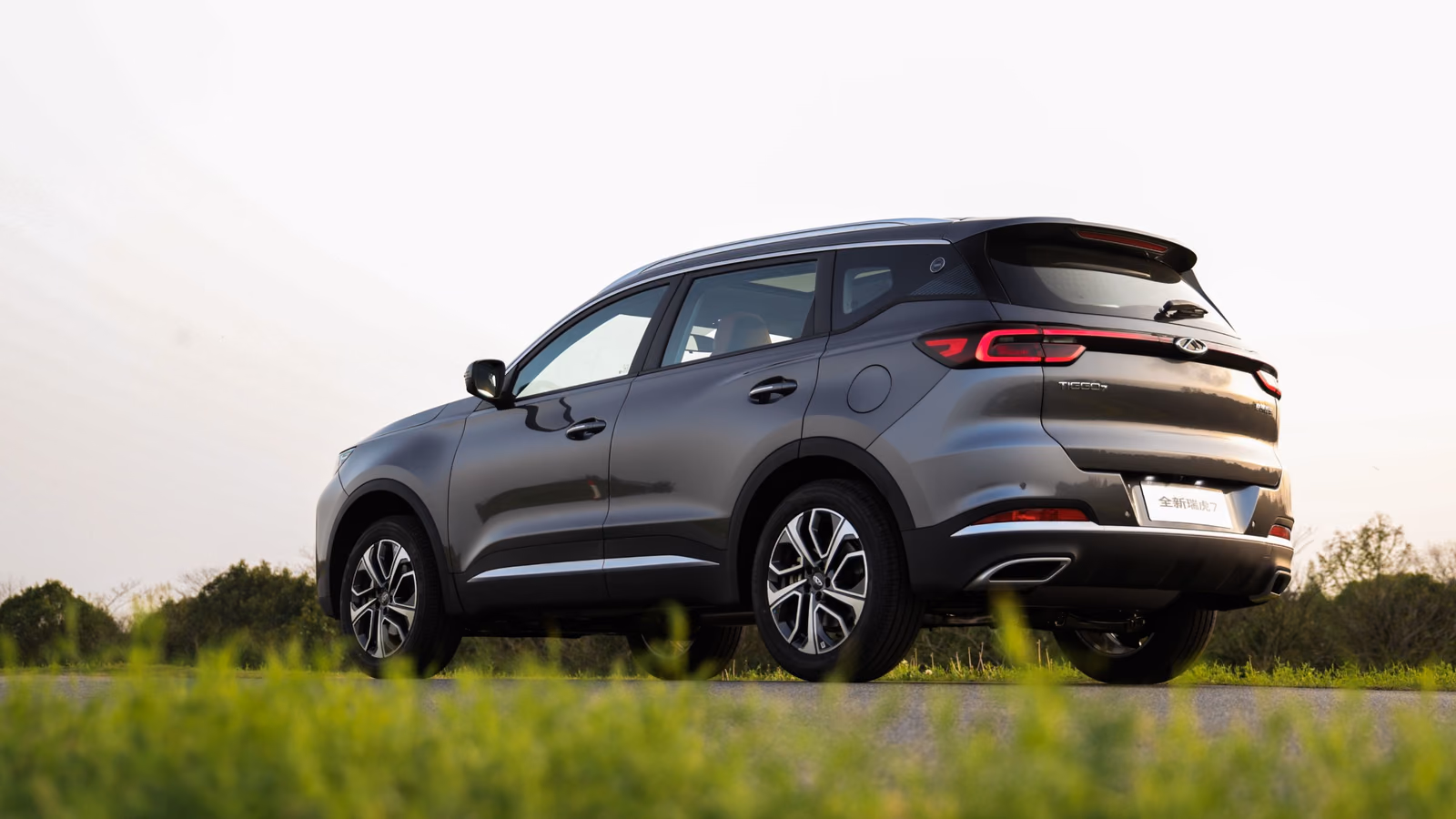 Chery Tiggo 7 сзади на загородной дороге