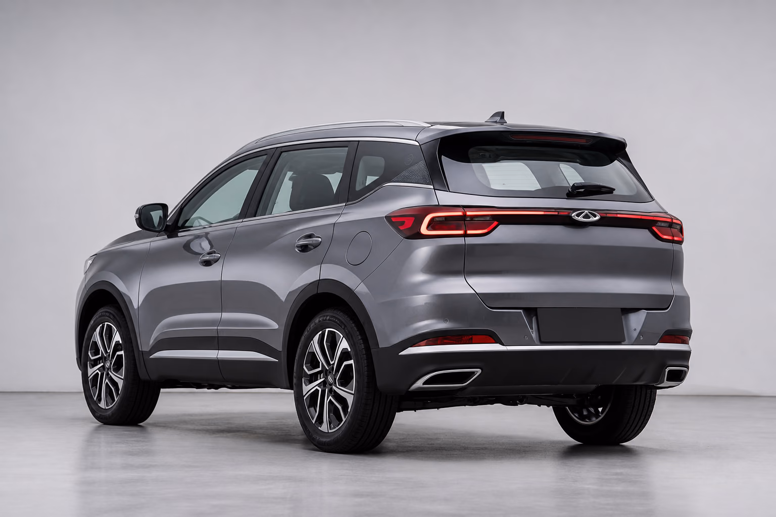 Серый Chery Tiggo 7 сзади в нейтральной студии