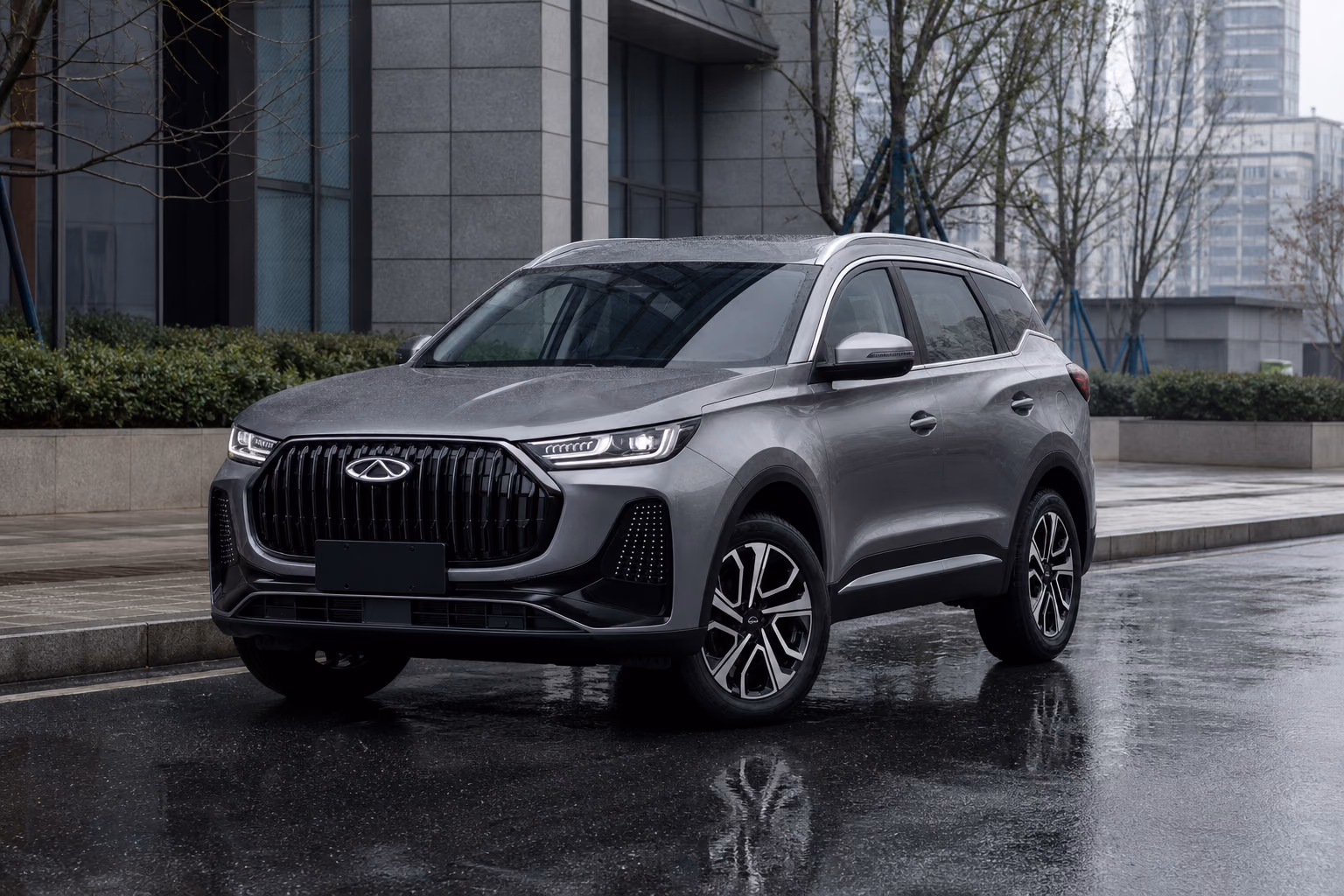 Серый Chery Tiggo 7 на городской улице после дождя