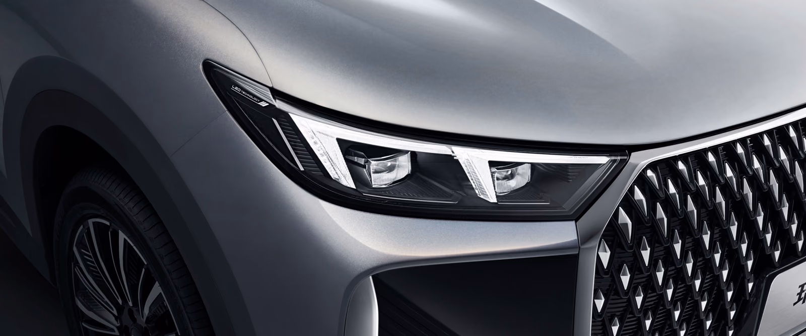 Светодиодная фара Chery Tiggo 8 крупным планом