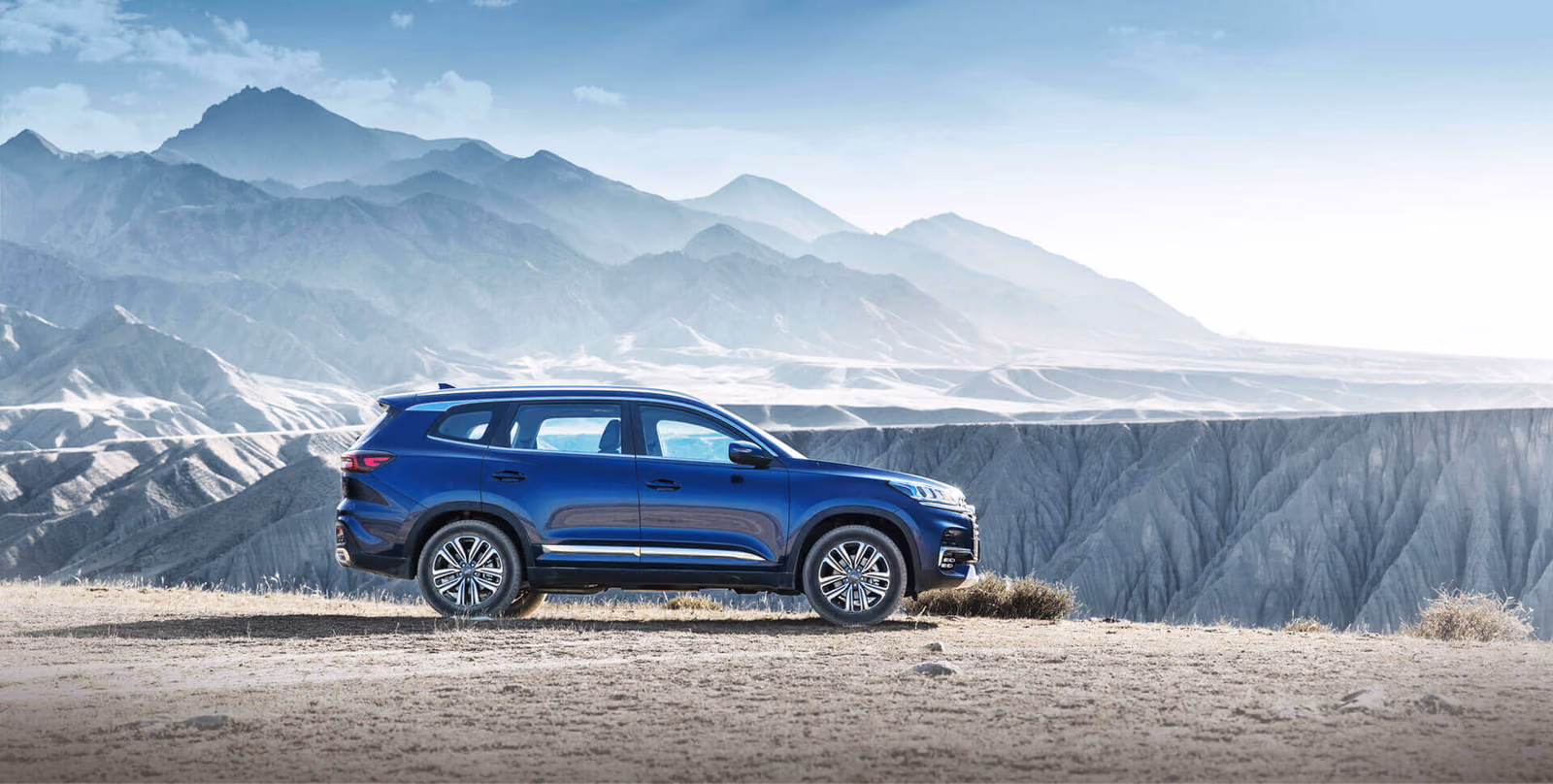 Синий Chery Tiggo 8 на горной дороге