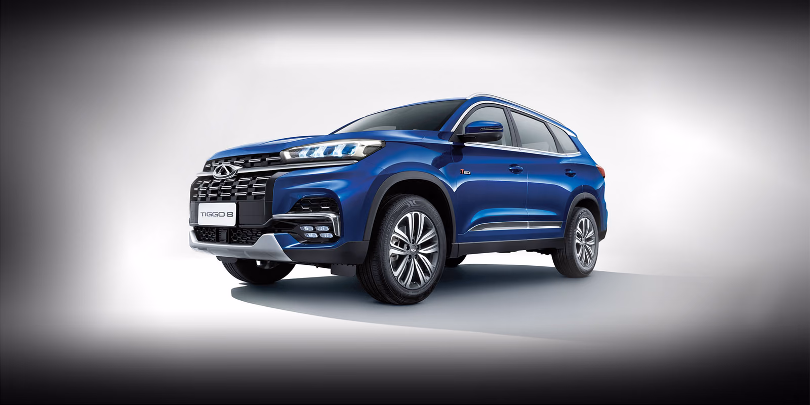 Chery Tiggo 8 в синем кузове, студия