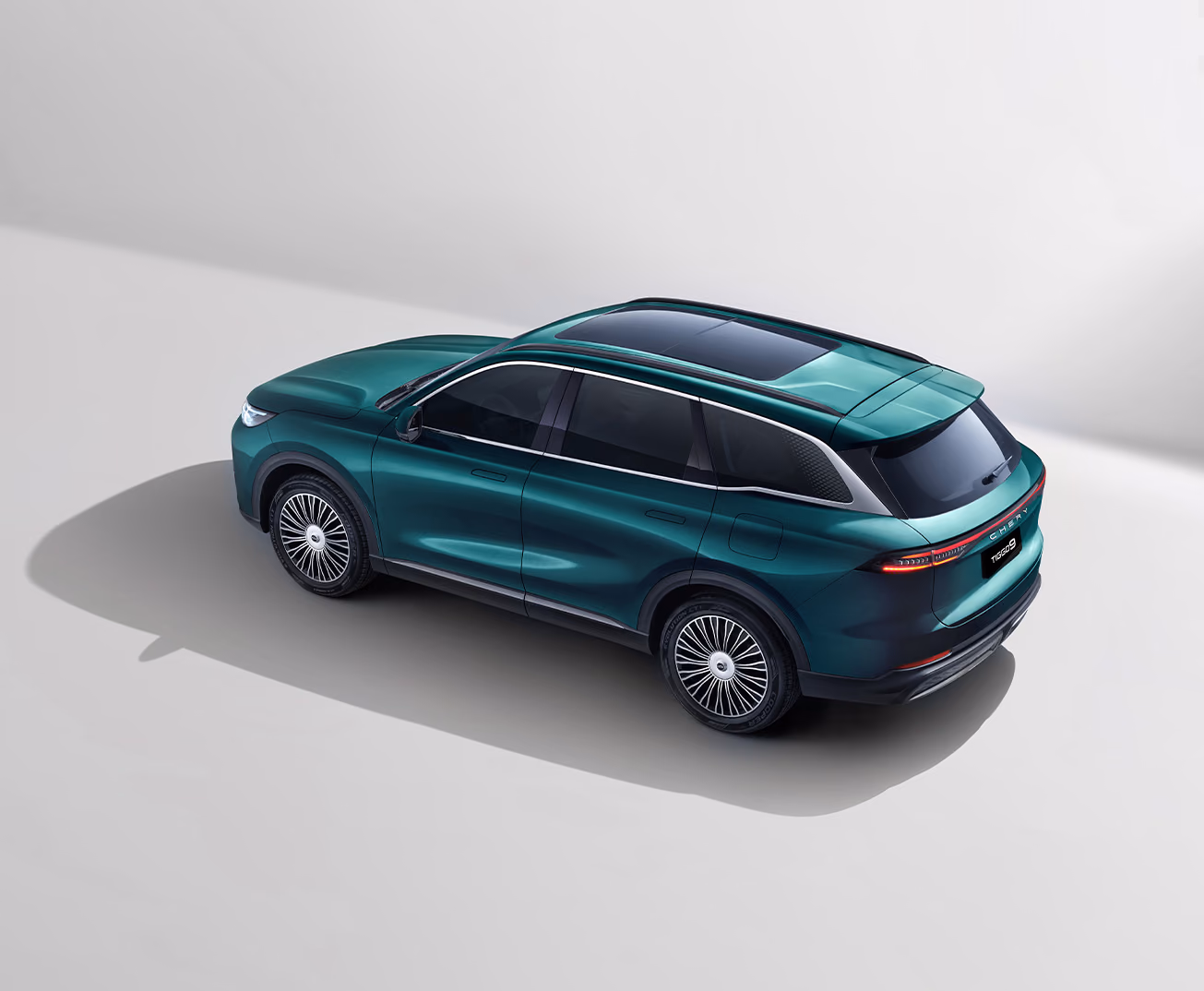 Бирюзовый Chery Tiggo 9, вид сверху в три четверти