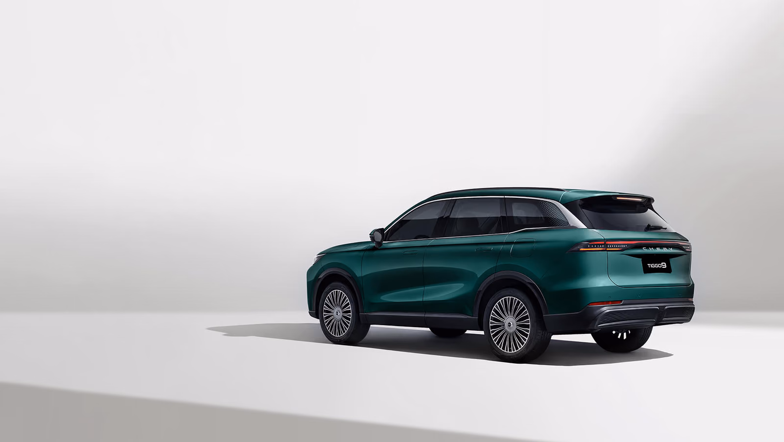 Chery Tiggo 9 в студии, вид сзади в три четверти