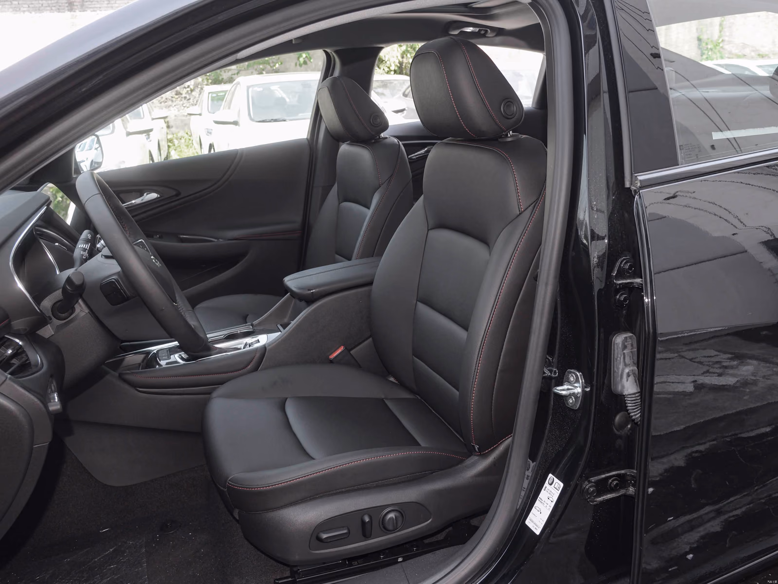 Chevrolet Malibu XL — передние кресла