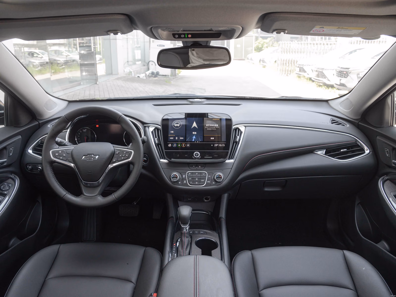 Chevrolet Malibu XL — панорама леворульного кокпита
