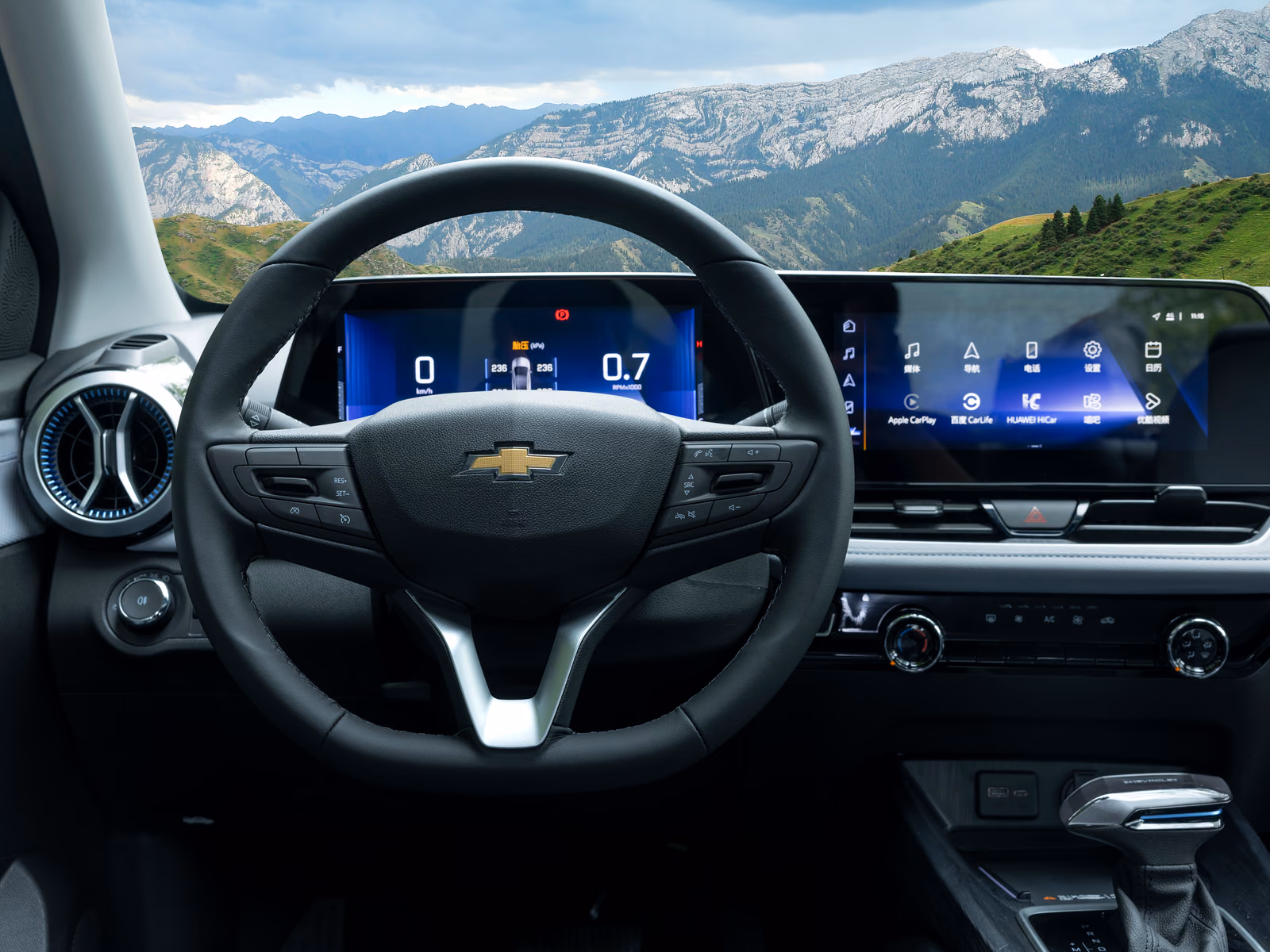 Chevrolet Monza — рулевое колесо и два экрана по 10,25 дюйма