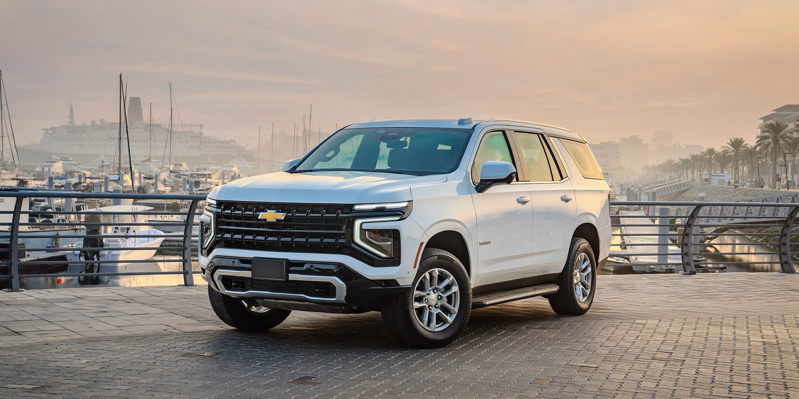 Chevrolet Tahoe — белый кузов на городской набережной