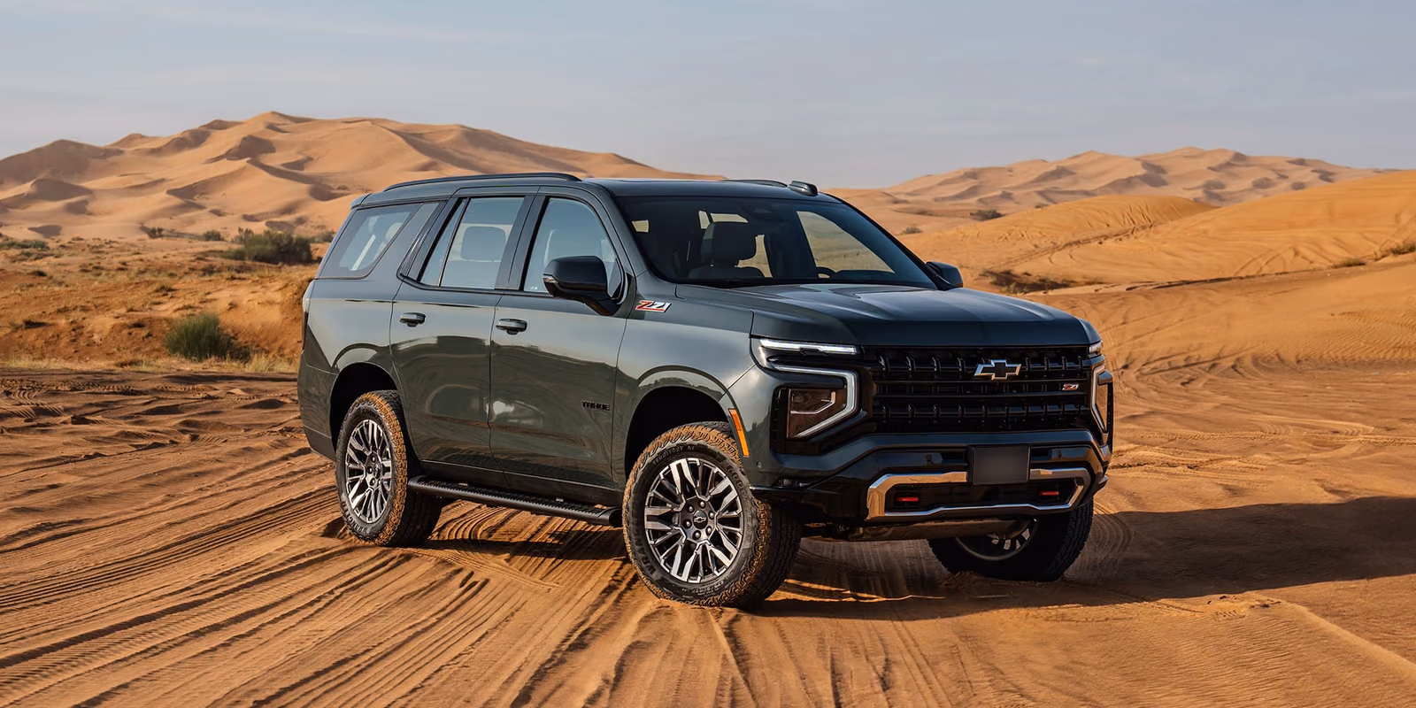 Chevrolet Tahoe — тёмно-зелёный кузов в пустыне
