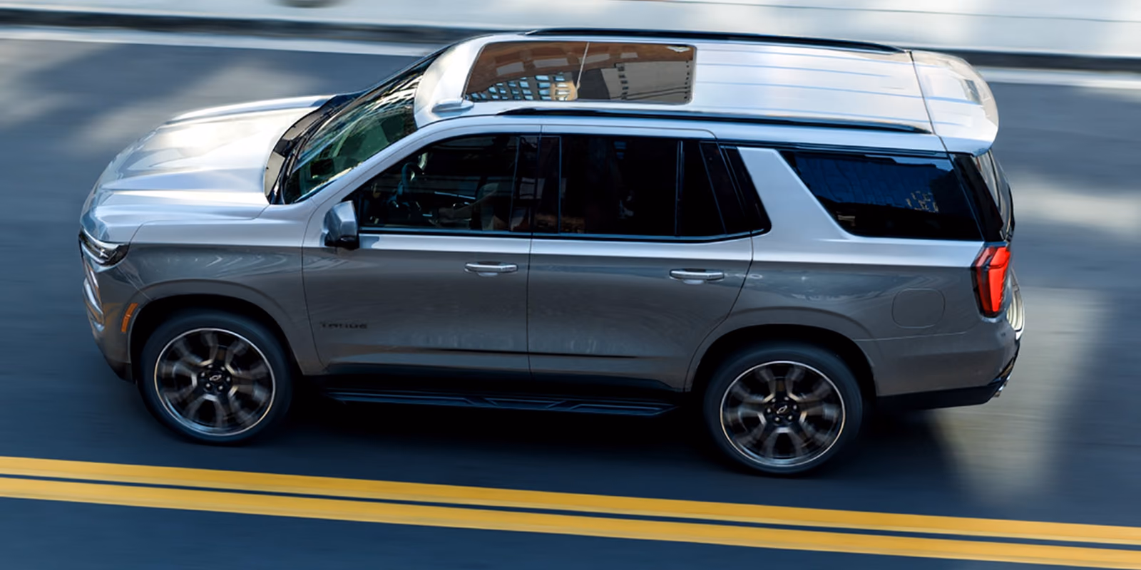 Chevrolet Tahoe — кузов в профиль в движении