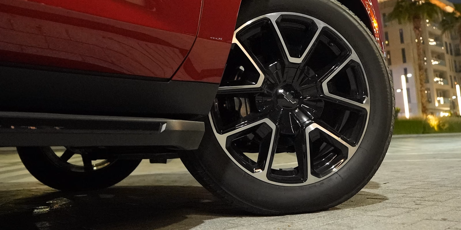 Chevrolet Tahoe — крупное колесо и порог версии RST