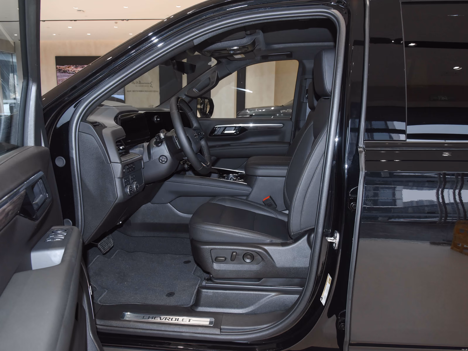 Салон Chevrolet Tahoe через открытую дверь